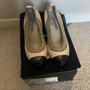 Authentic Chanel mid heel pumps sz 37.